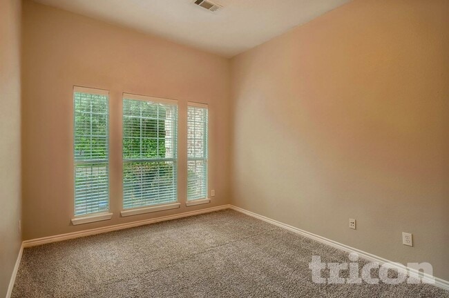 Photo - 2710 Hawthorne Dr