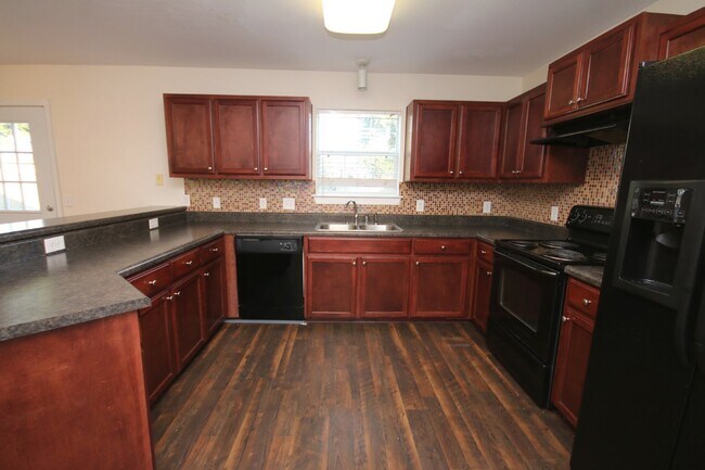 Photo - Spacious 4BR Home in Robin's Ridge with Soaring Ceilings, Guest Suite & Two-Car Garage