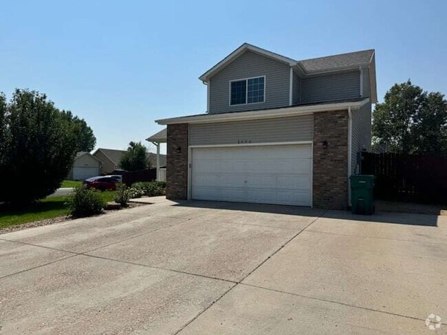 Building Photo - Spacious two story home with finished base...