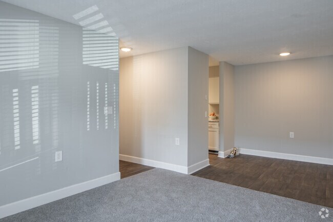 1BR, 1BA - 688SF - Living Room
