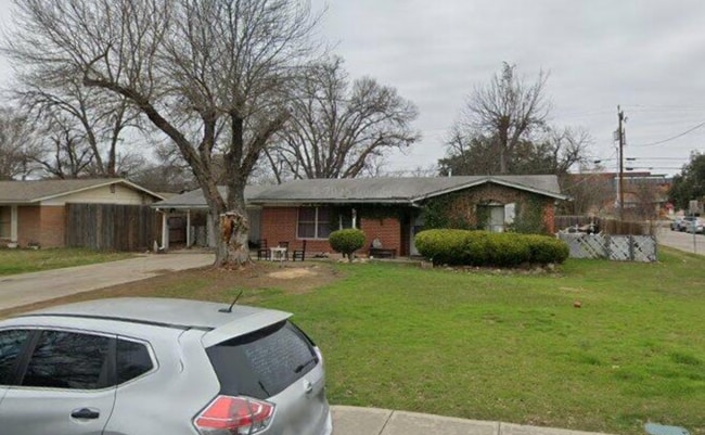 Building Photo - Room in House on Dawnridge Dr