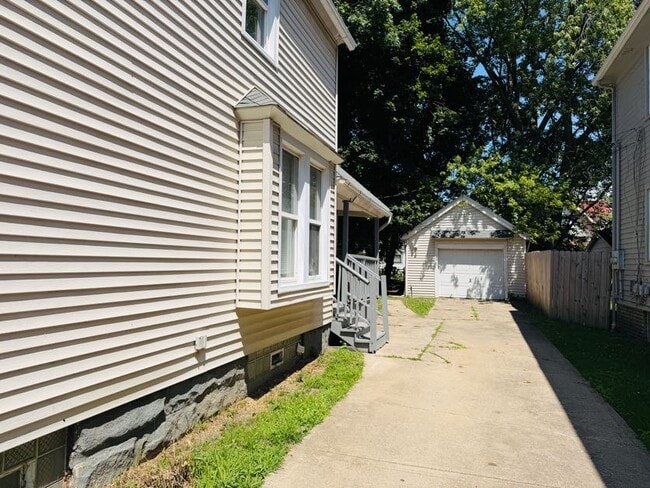 Photo - 1209 E 167th St
