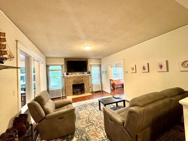 Photo - Beautiful Spacious Home with Mother-in-Law Suite