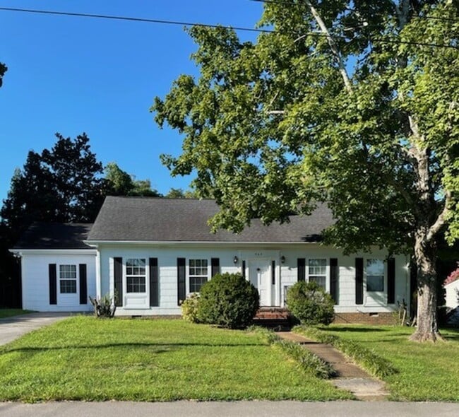 Building Photo - BEAUTIFUL SINGLE FAMILY HOME