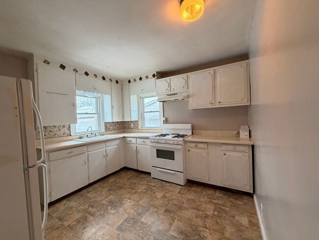 Photo - Spacious 2+ bedroom house $750!