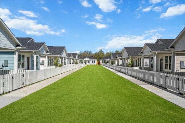 Building Photo - The Cottage Green Tomball