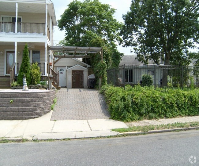 Building Photo - 327 New Bedford Rd Rental