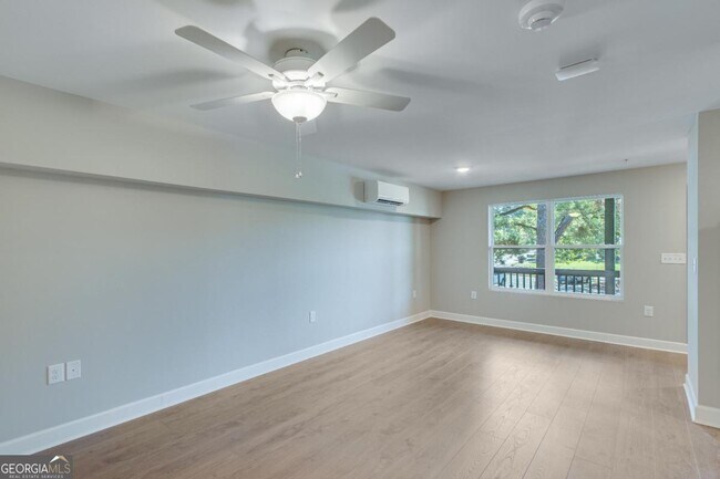 Photo - 710 Jesse Jewell Pkwy SE Unit 101 CORNER