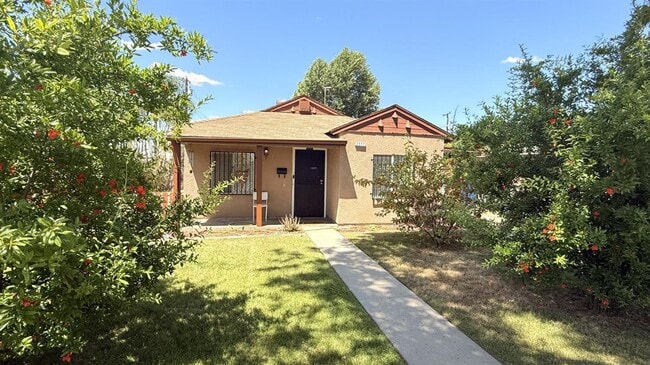 Building Photo - 3517 E Lamona Ave Rental
