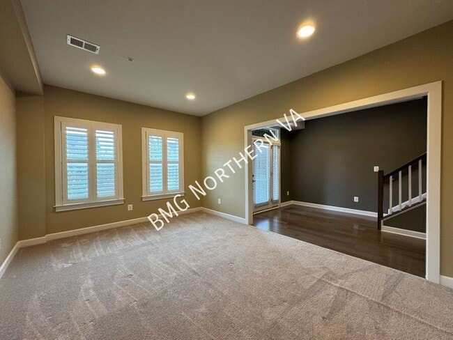 Photo - 43339 Stadium Ter