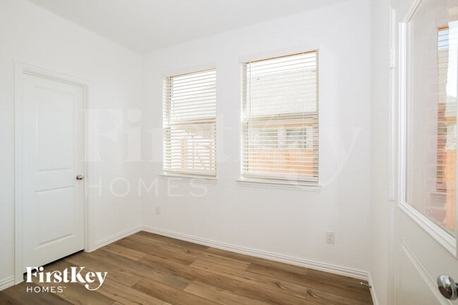 Photo - 901 High Noon Dr