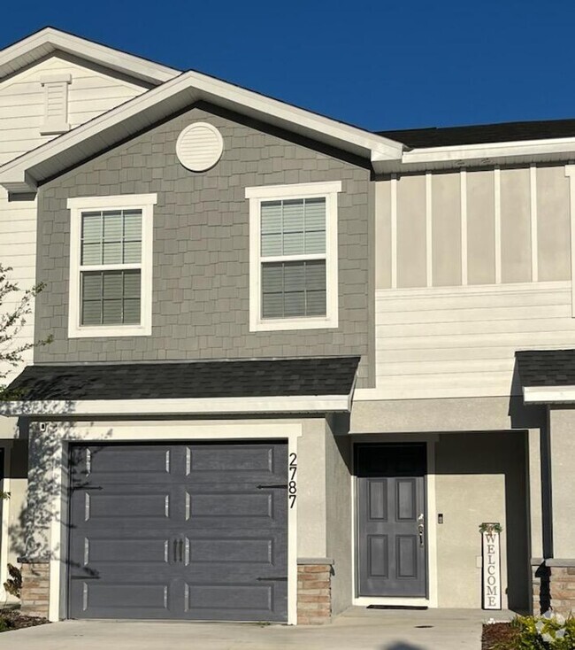 Building Photo - Stunning Plant City Townhouse