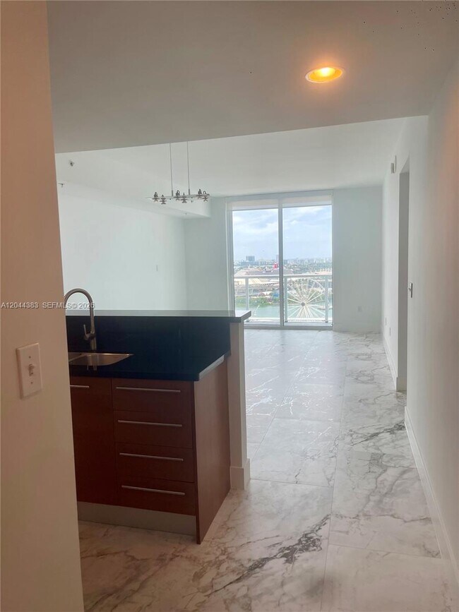 Photo - 253 NE 2nd St Unidad 2409