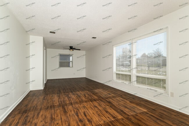 Photo - 747 Chevron Dr