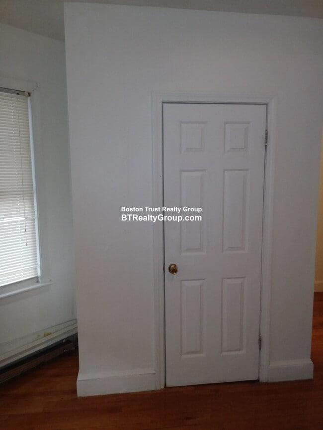 Photo - 163 University Ave