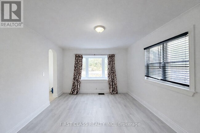 Photo - 2081 Metro Rd N