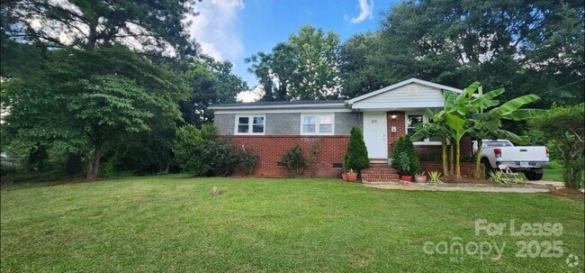 Building Photo - 215 Mattoon St Rental