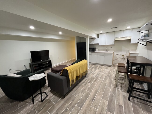 Building Photo - 1830 Ontario Pl NW Unit Apt B