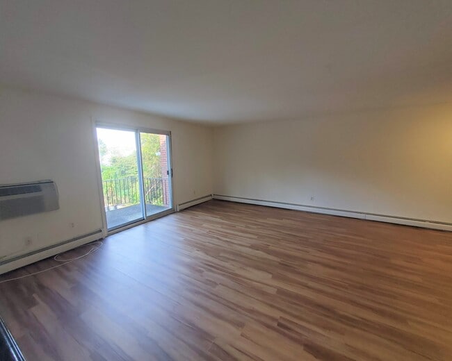 Huge Living Room - Main Line Court