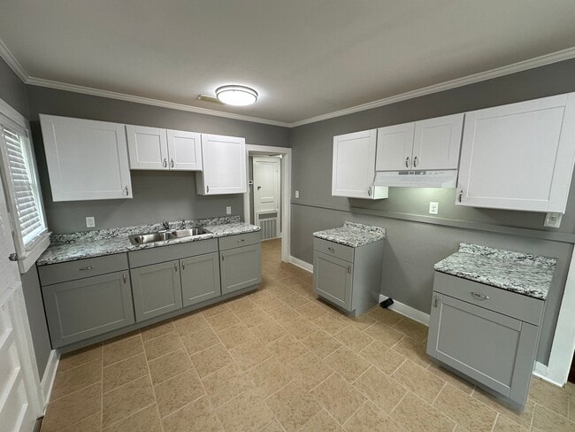 Photo - 1925 Luckie Ave