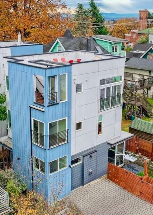 Building Photo - 821 18th Ave