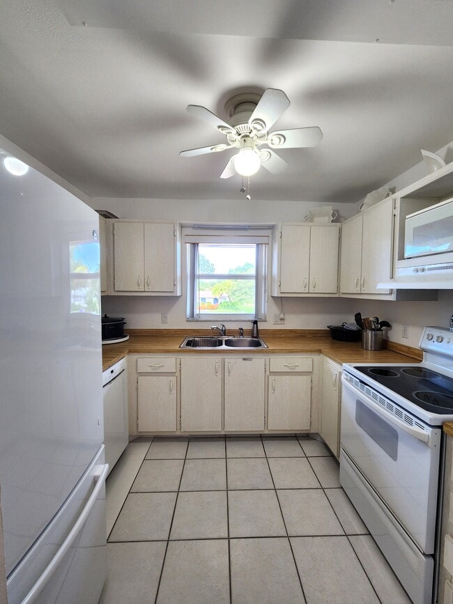 Photo - 2000 Alamanda Dr