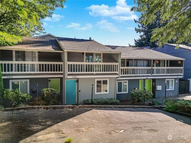 Building Photo - Open Concept Townhome with Balcony