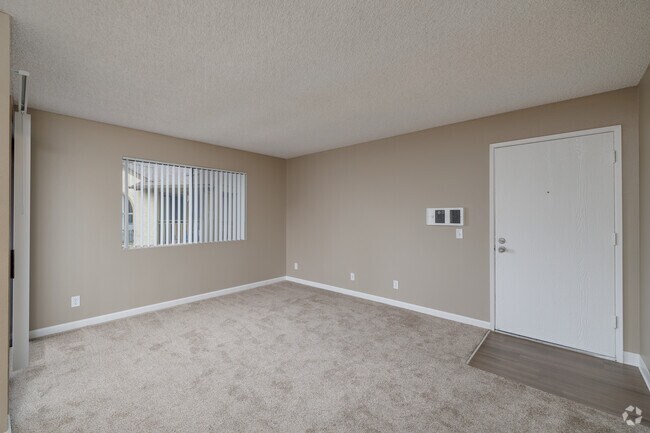 2BR, 2BA - 918SF - Living Room