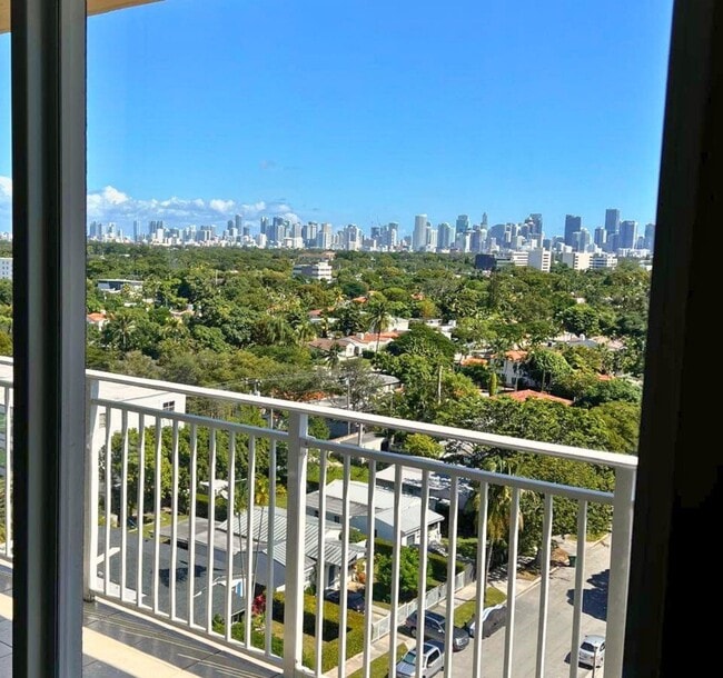 Building Photo - 2425 SW 27th Ave Unit 1004