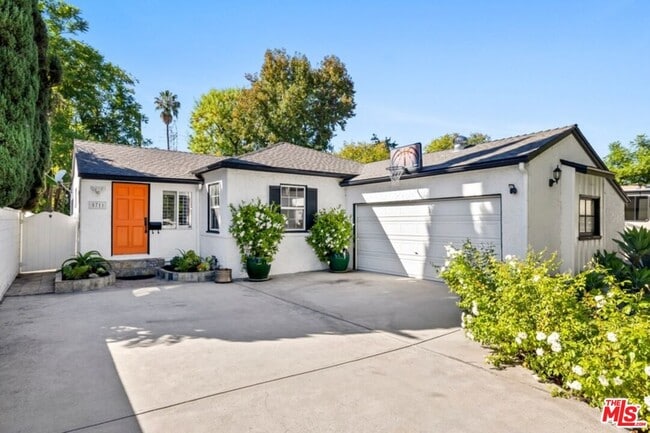 Building Photo - 5711 Rhea Ave