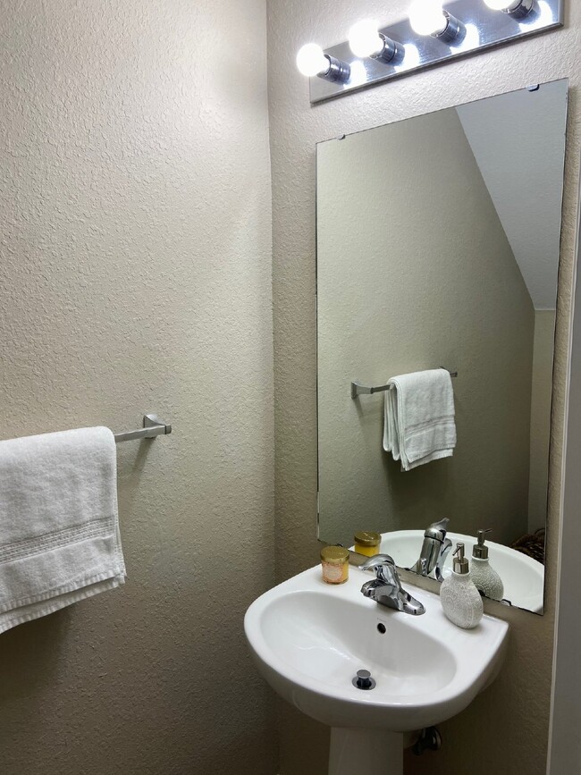 Photo - Beautiful 2 Bd 2 1/2 bath Corner unit in W...