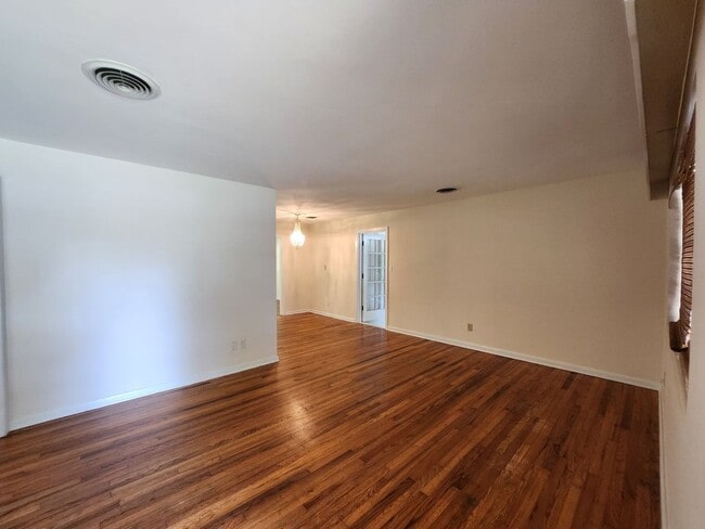 Photo - Charming 4 bedroom home for rent close to hospitals with wood floors. Available early August 2026...