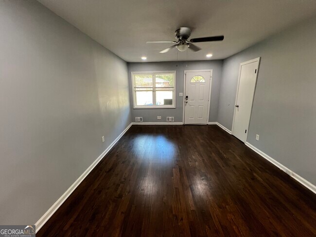 Photo - 1083 Center St SW