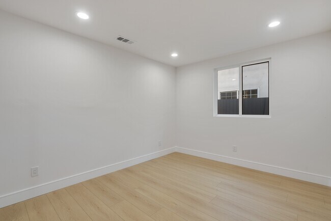 2708 S Cochran Ave