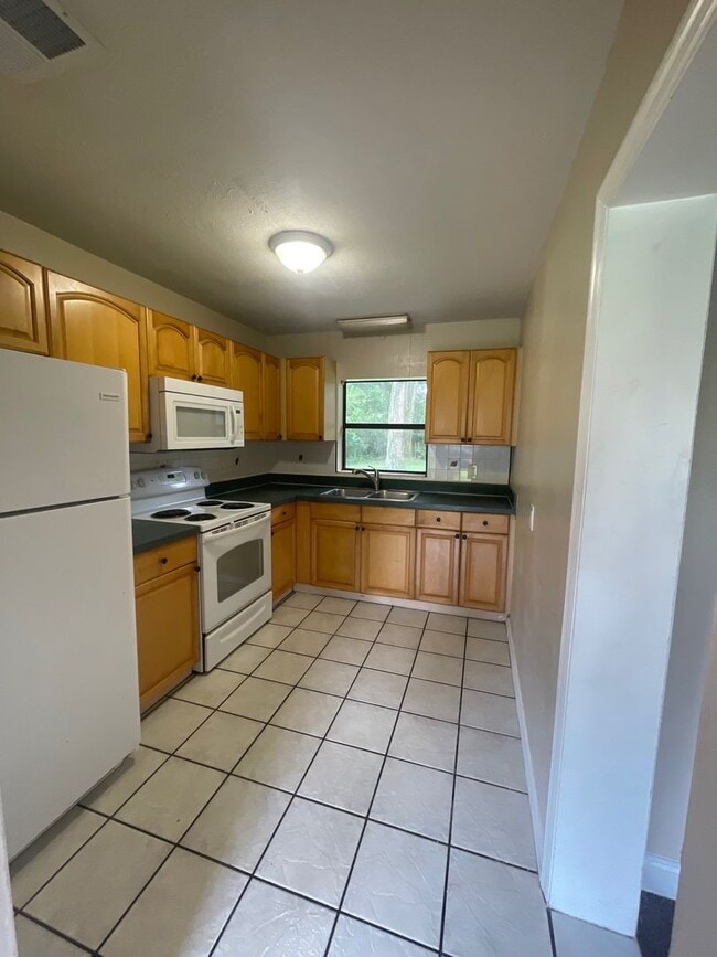 Photo - 4 Bed 1 Bath | Large Fenced Yard | Washer/Dryer Hookups | Central Air | Pet Friendly | Section 8 ...