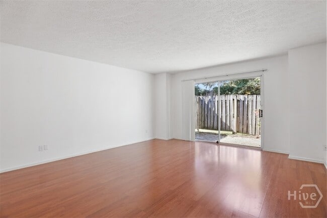 Photo - 18 Knollwood Cir