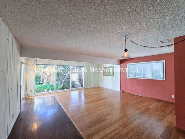 Photo - 2080 Senasac Ave