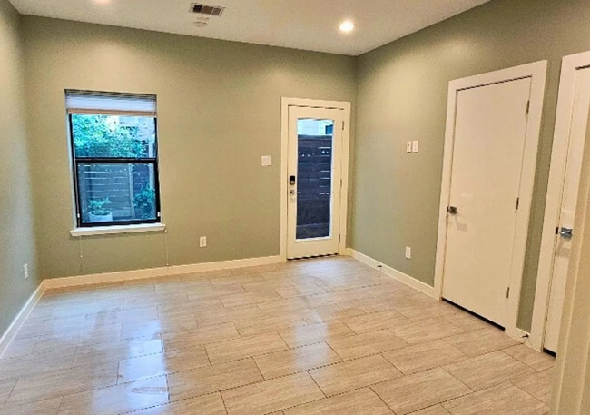 Photo - 1211 Thompson St