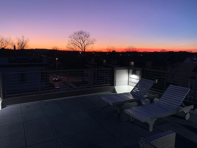 Photo - 3 Bed, 3.5 Bath Home w/ 2 Car Garage and Lake Views