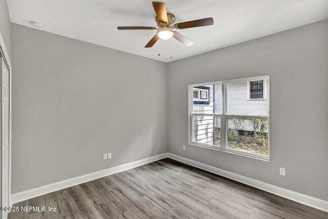 Photo - 938 Alderside St