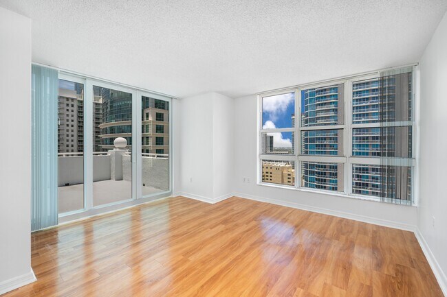 Yacht Club at Brickell Apartments