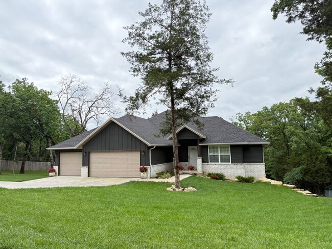 Building Photo - Gorgeous 4Bedroom House, on spacious 2 acres