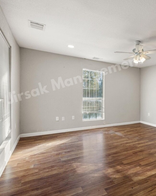 Photo - 202 S Dunbar Ln