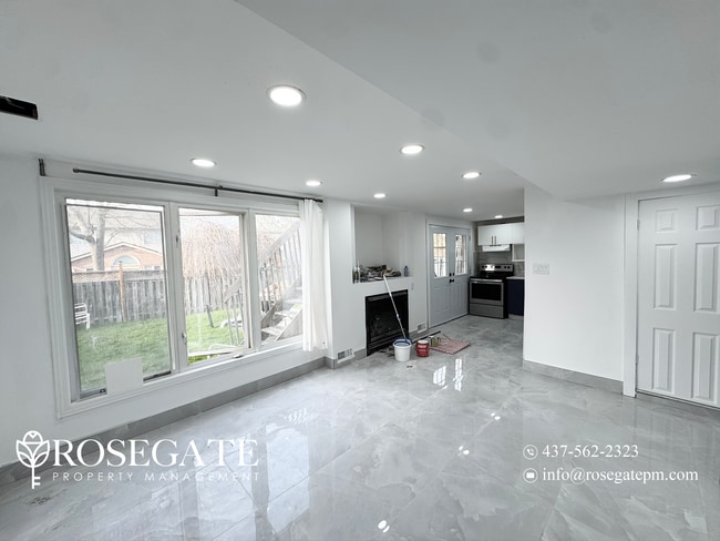 Photo - BRAND NEW 3 BEDROOM 2 BATHROOM WALKOUT BASEMENT Unité 2