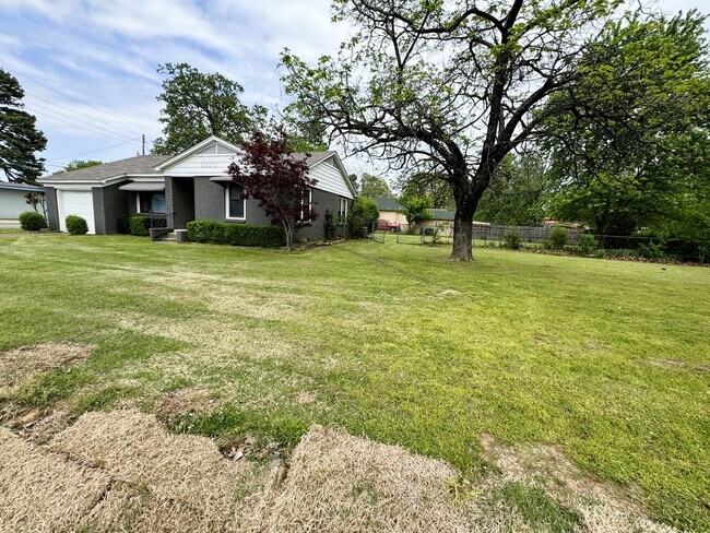 Photo - 3 Bedroom 1.5 Bath home w/fenced yard