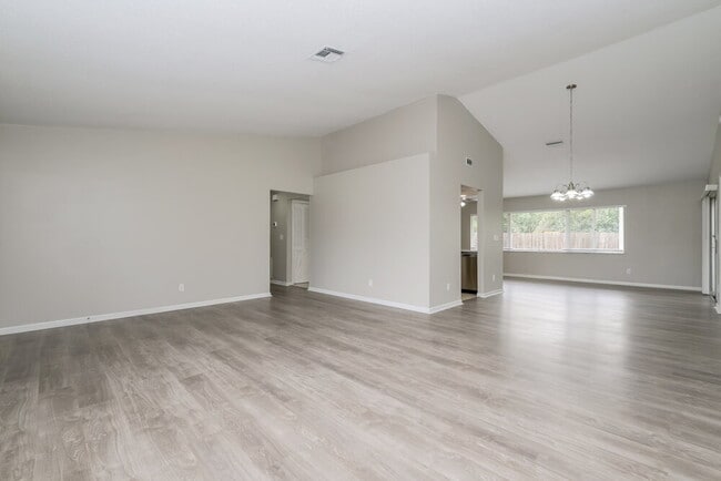 Photo - 10142 Bannister St