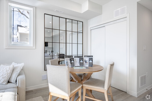 2 chambres, 1 salle de bain - 773 pi² - Salle à manger - Chorus Apartments