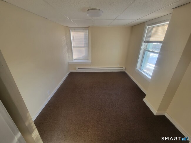 Photo - 20 Lounsbury Ave Unidad B