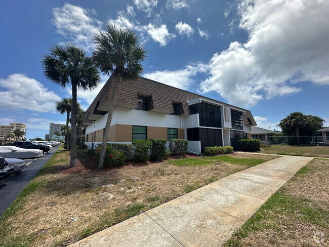 Building Photo - 2 bedroom, 2 bathroom condo across from th... Unit 4-101