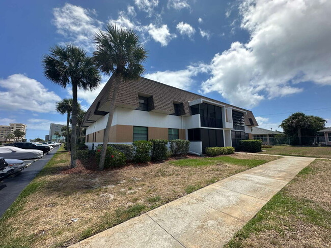 Building Photo - 2 bedroom, 2 bathroom condo across from th... Unit 4-101